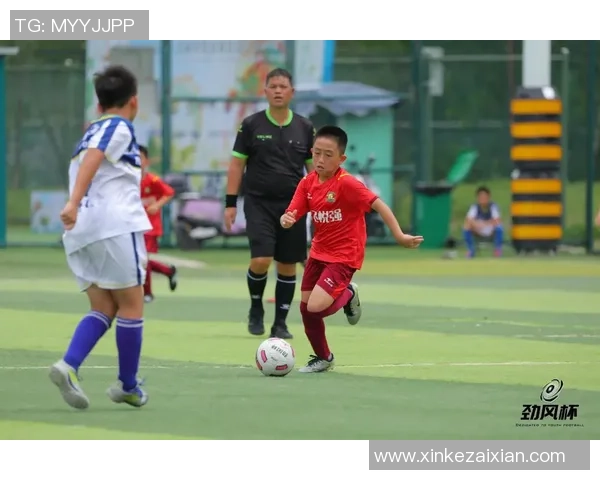 小男孩在阳光下欢快踢足球的快乐时光与友谊的故事
